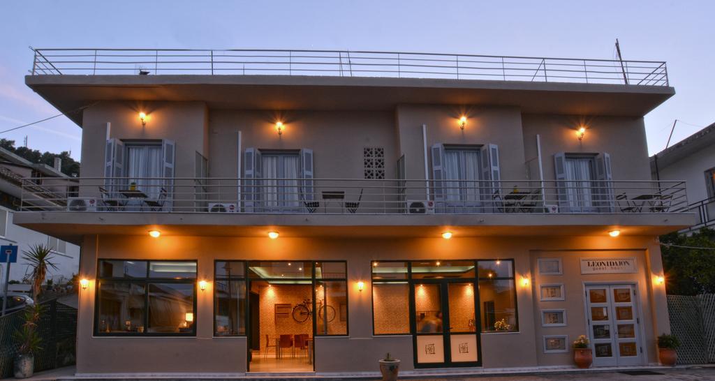 Leonidaion Guesthouse Ancient Olympia Exteriér fotografie The hotel at night